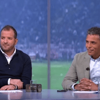 Rafael van der Vaart en Pierre van Hooijdonk bij de NOS