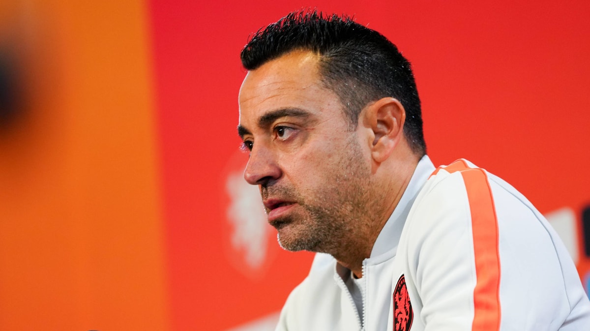 Xavi Hernández tijdens een persconferentie 