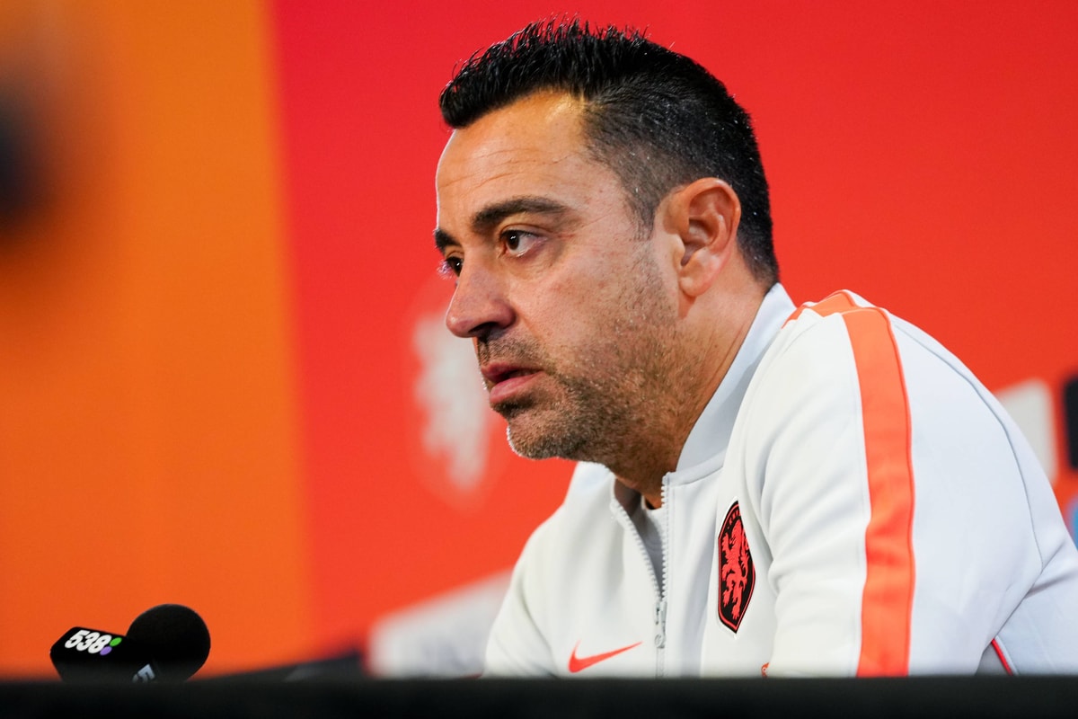 Xavi Hernández tijdens een persconferentie 