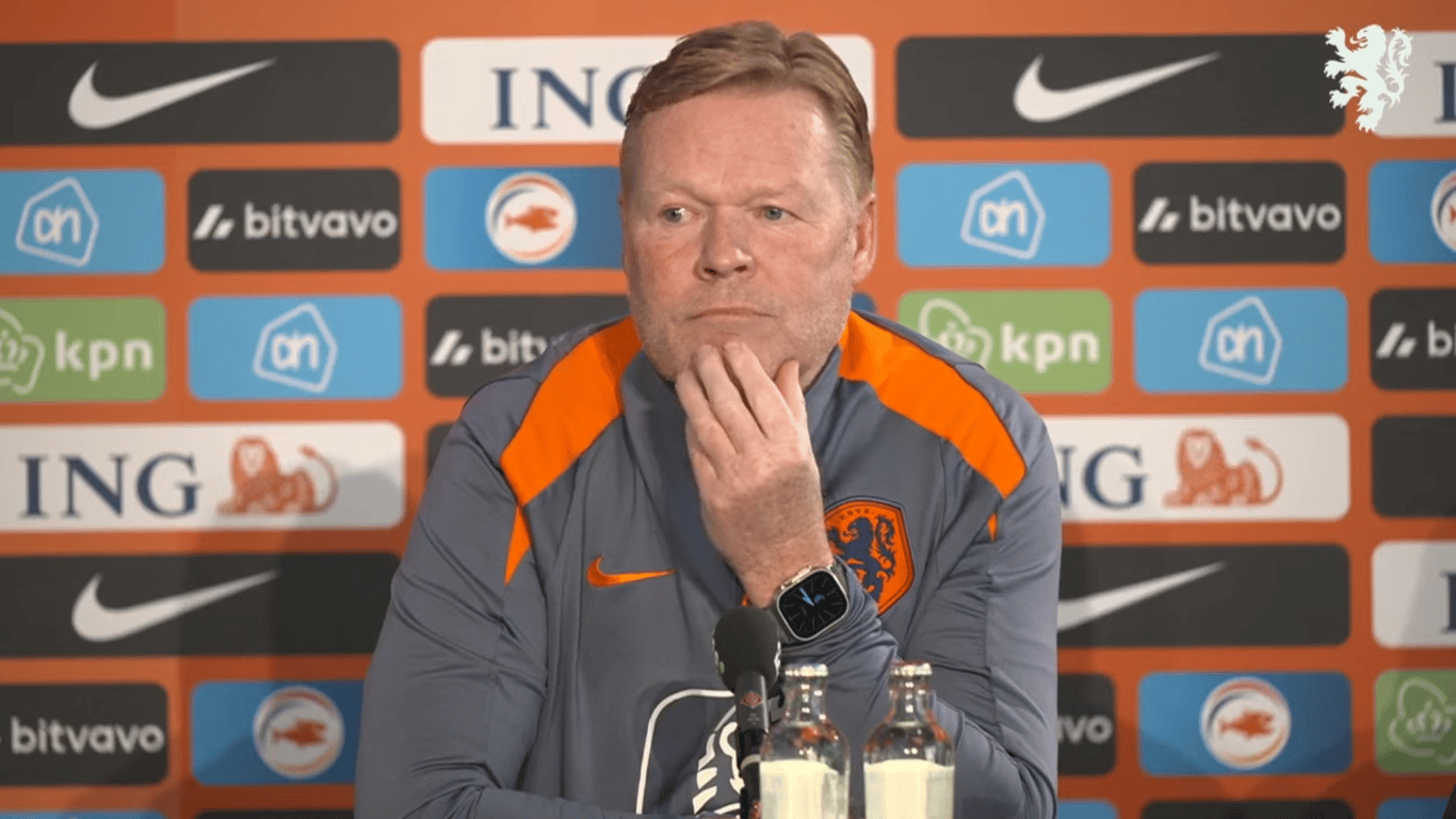 Ronald Koeman tijdens de persconferentie van Oranje