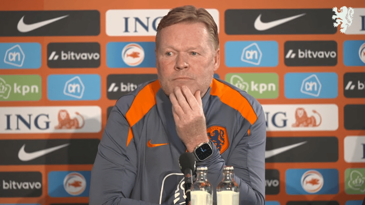 Ronald Koeman tijdens de persconferentie van Oranje