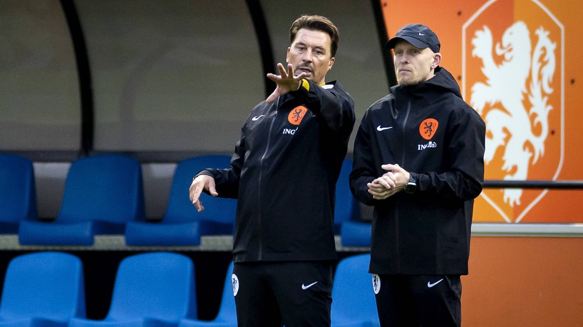 Arjan Veurink en Martijn Reuser, bondscoach en assistent-bondscoach van de Oranje Leeuwinnen