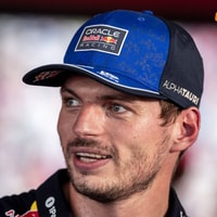 Max Verstappen bekroont perfect weekend met allereerste zege in Singapore