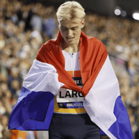 Niels Laros viert zijn overwinning