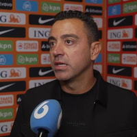 Xavi Hernández voor de camera van Vandaag Inside