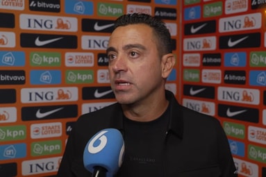 Xavi Hernández voor de camera van Vandaag Inside