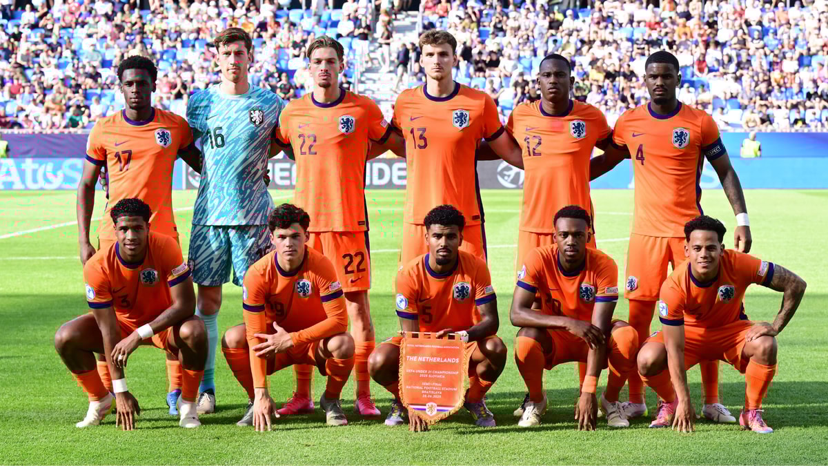  Jong Oranje poseert voor een teamfoto