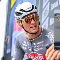 Mathieu van der Poel ontsnapt op miraculeuze wijze aan valpartij