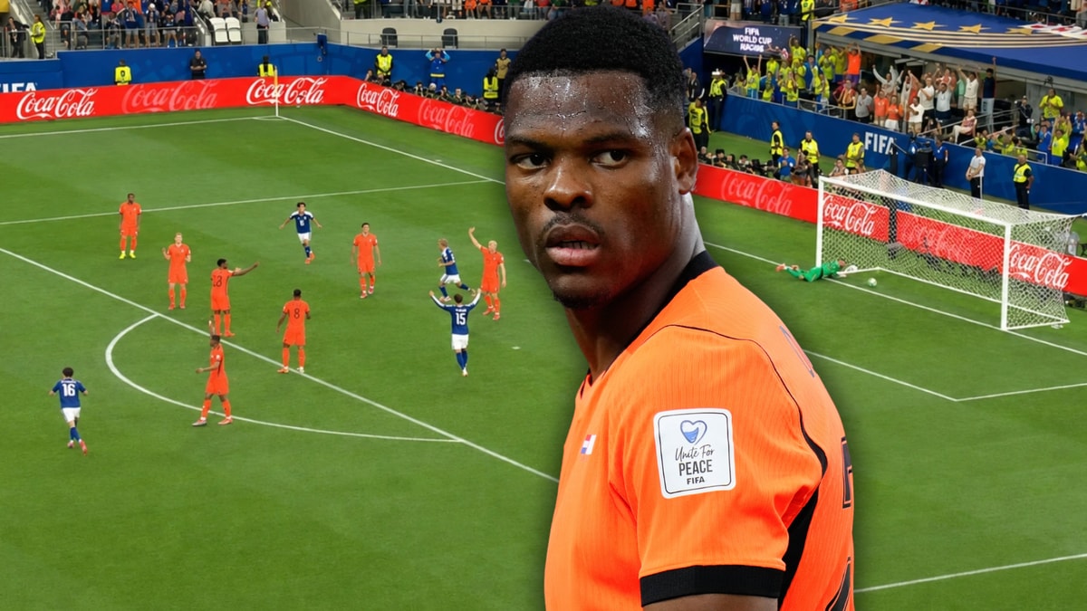 Denzel Dumfries tijdens Nederland - Japan