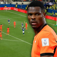 Denzel Dumfries tijdens Nederland - Japan