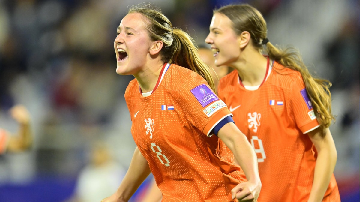 Wieke Kaptein viert haar 1-1 tegen Frankrijk