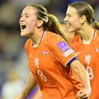 Wieke Kaptein viert haar 1-1 tegen Frankrijk