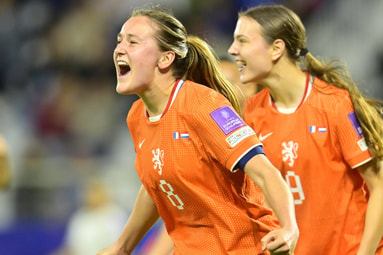 Wieke Kaptein viert haar 1-1 tegen Frankrijk