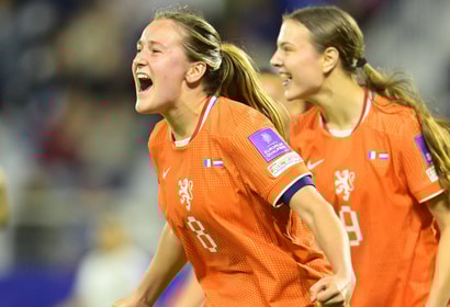 Wieke Kaptein viert haar 1-1 tegen Frankrijk