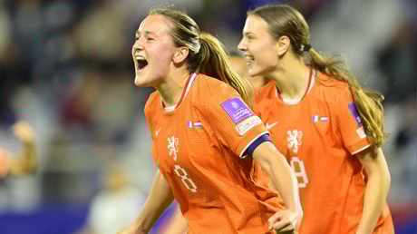 Wieke Kaptein viert haar 1-1 tegen Frankrijk