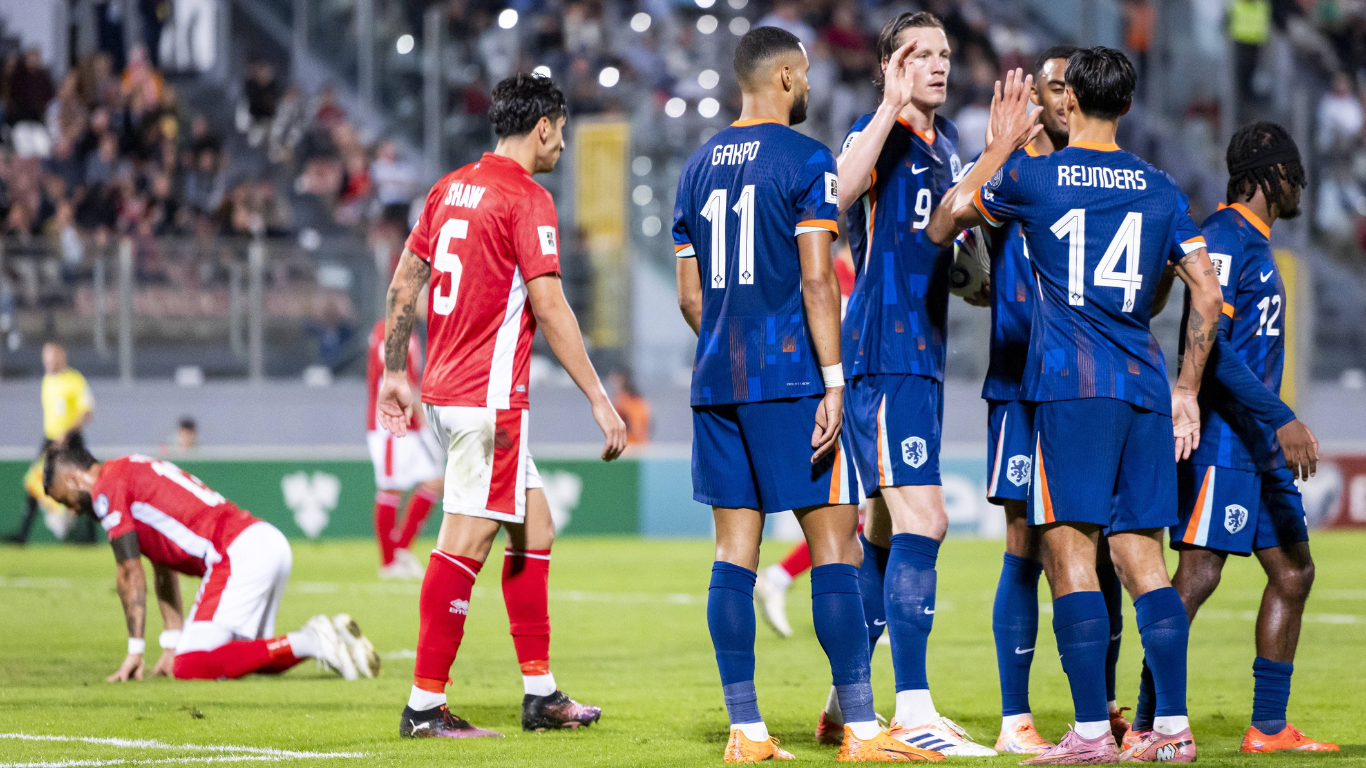 Het Nederlands elftal viert een doelpunt