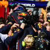 Verstappen viert de overwinning in Bakoe met zijn team