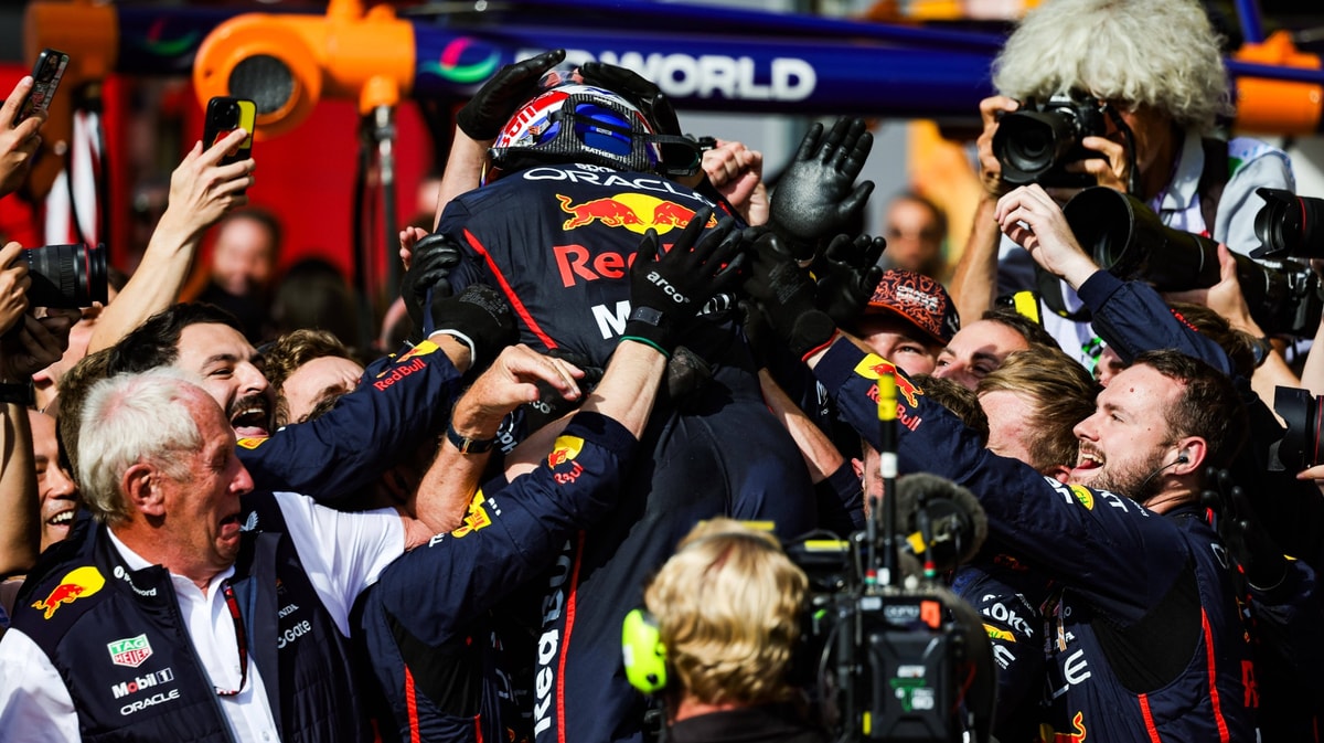 Verstappen viert de overwinning in Bakoe met zijn team