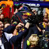 Verstappen viert de overwinning in Bakoe met zijn team