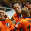 Micky van de Ven, Wout Weghorst en Donyell Malen vieren een treffer