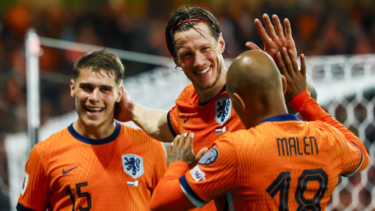 Micky van de Ven, Wout Weghorst en Donyell Malen vieren een treffer