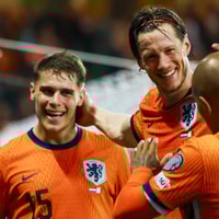 Micky van de Ven, Wout Weghorst en Donyell Malen vieren een treffer