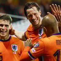 Micky van de Ven, Wout Weghorst en Donyell Malen vieren een treffer