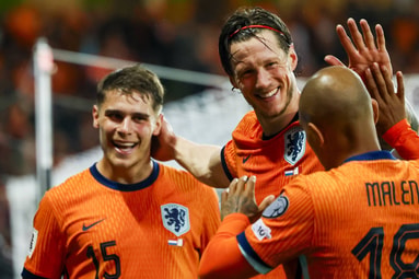 Micky van de Ven, Wout Weghorst en Donyell Malen vieren een treffer