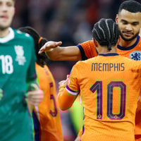 Memphis geeft penalty verrassend aan Gakpo