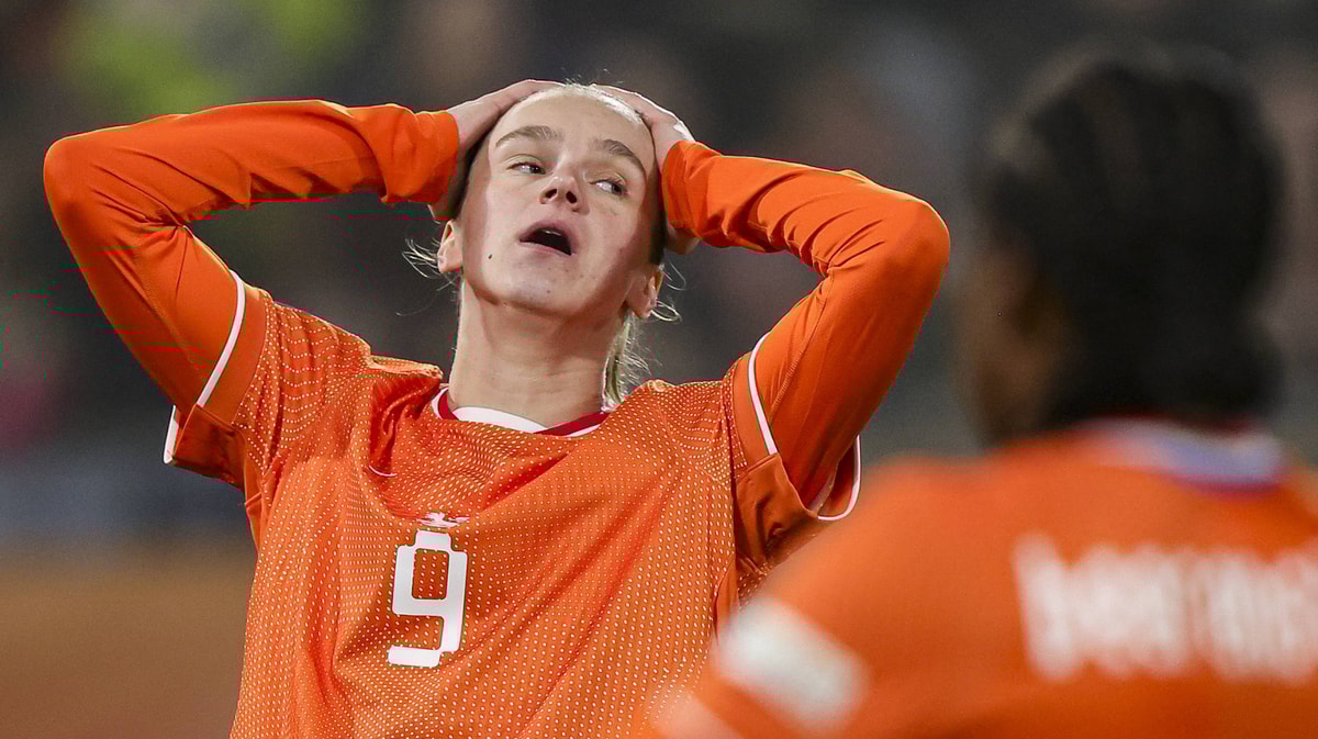 Vivianne Miedema baalt na een gemiste kans bij de Oranje Leeuwinnen