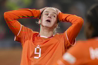 Vivianne Miedema baalt na een gemiste kans bij de Oranje Leeuwinnen
