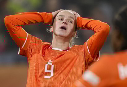 Vivianne Miedema baalt na een gemiste kans bij de Oranje Leeuwinnen