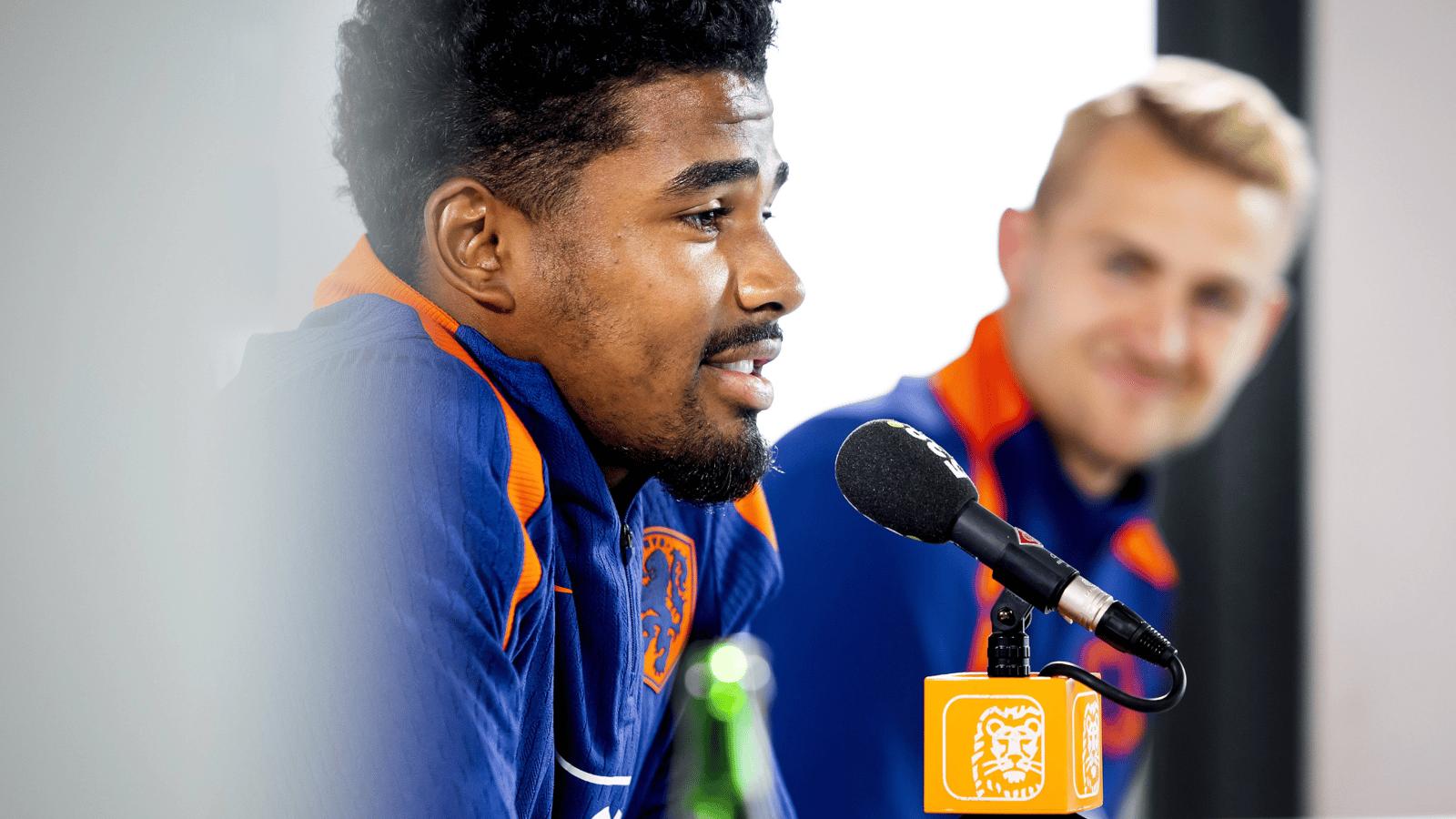 Ian Maatsen op een persconferentie bij het Nederlands elftal