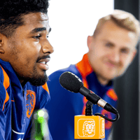 Ian Maatsen op een persconferentie bij het Nederlands elftal