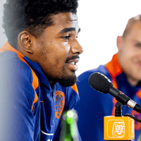 Ian Maatsen op een persconferentie bij het Nederlands elftal