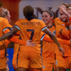 De Oranje Leeuwinnen vieren een doelpunt