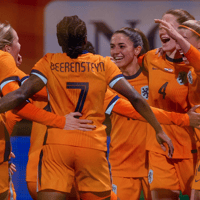 De Oranje Leeuwinnen vieren een doelpunt