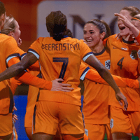 De Oranje Leeuwinnen vieren een doelpunt