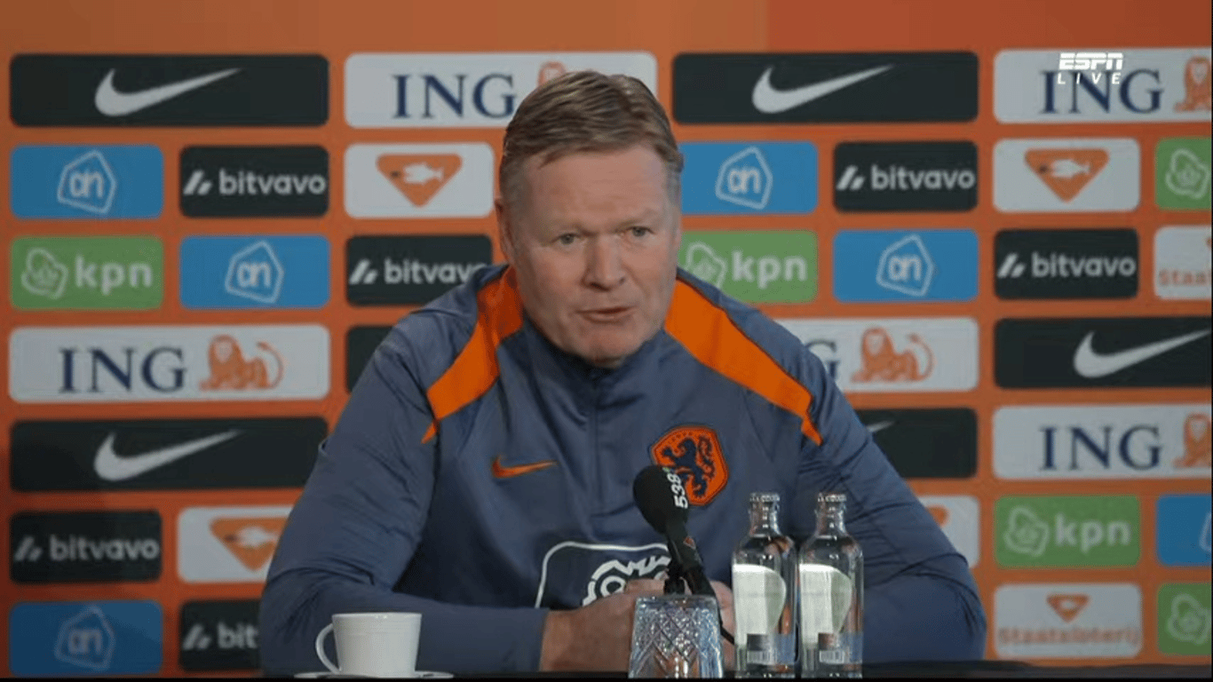 Bondscoach Ronald Koeman tijdens de persconferentie van Oranje