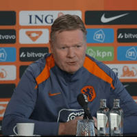 Bondscoach Ronald Koeman tijdens de persconferentie van Oranje