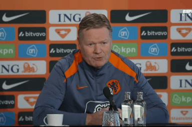 Bondscoach Ronald Koeman tijdens de persconferentie van Oranje