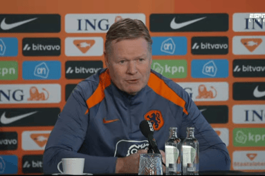 Bondscoach Ronald Koeman tijdens de persconferentie van Oranje