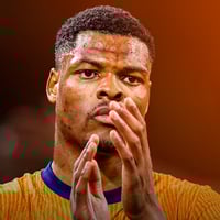 Denzel Dumfries bekogeld door woedende River Plate-fans