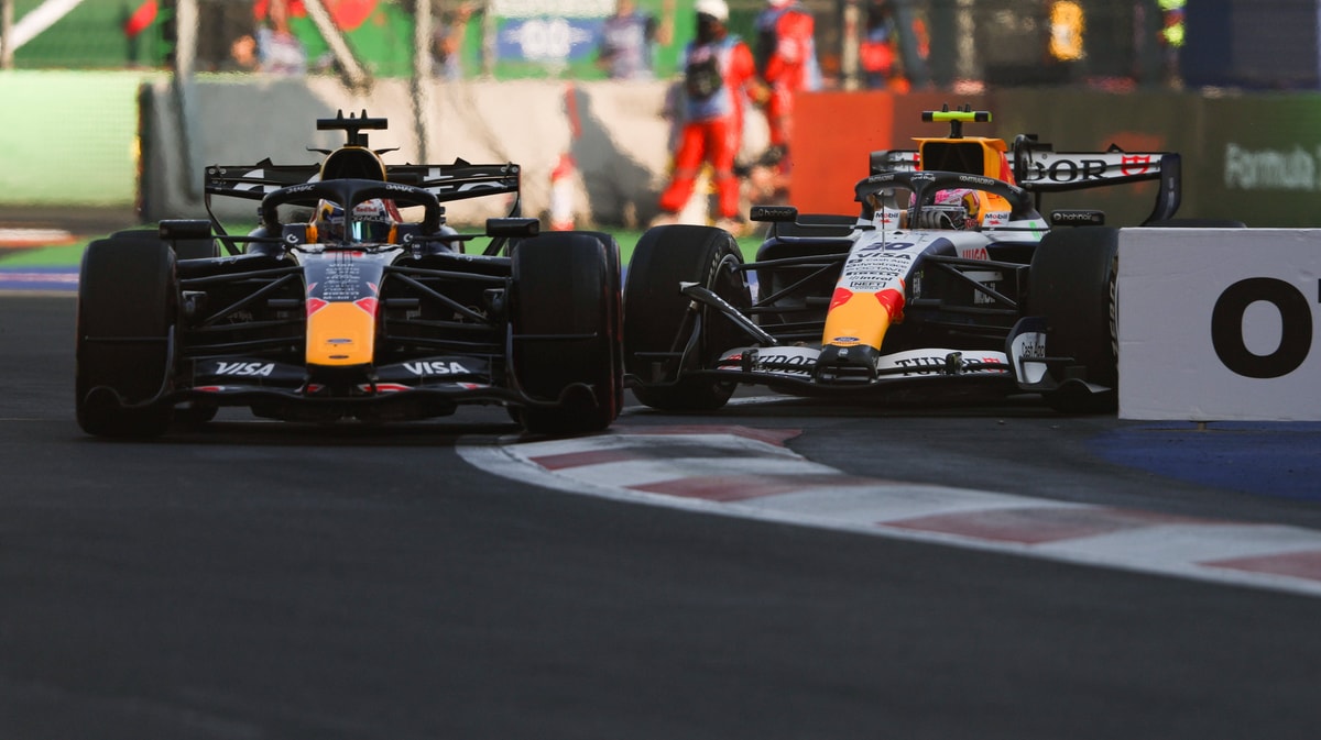 Max Verstappen en Liam Lawson kwamen elkaar tijdens de tweede vrije training in Mexico letterlijk tegen. 