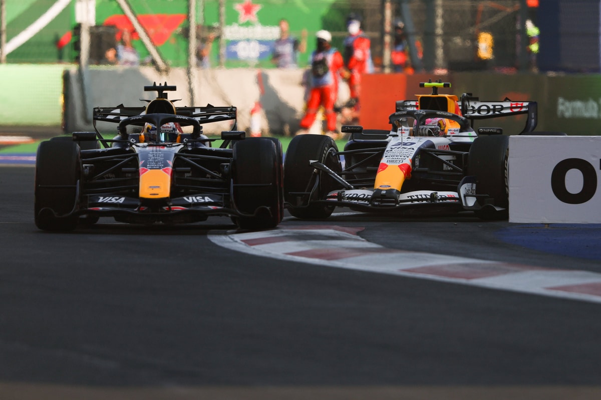 Max Verstappen en Liam Lawson kwamen elkaar tijdens de tweede vrije training in Mexico letterlijk tegen. 