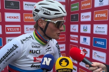 Mathieu van der Poel voor de camera van Wielerflits