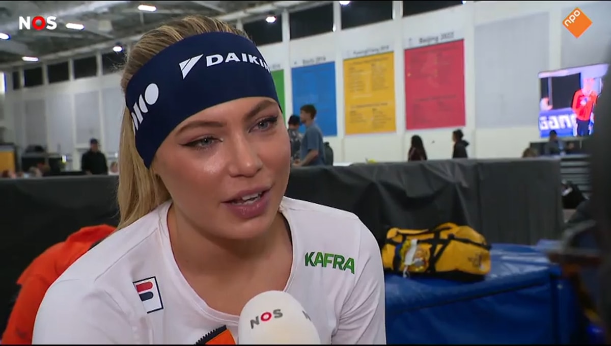 Jutta Leerdam voor de camera van de NOS