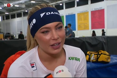 Jutta Leerdam voor de camera van de NOS