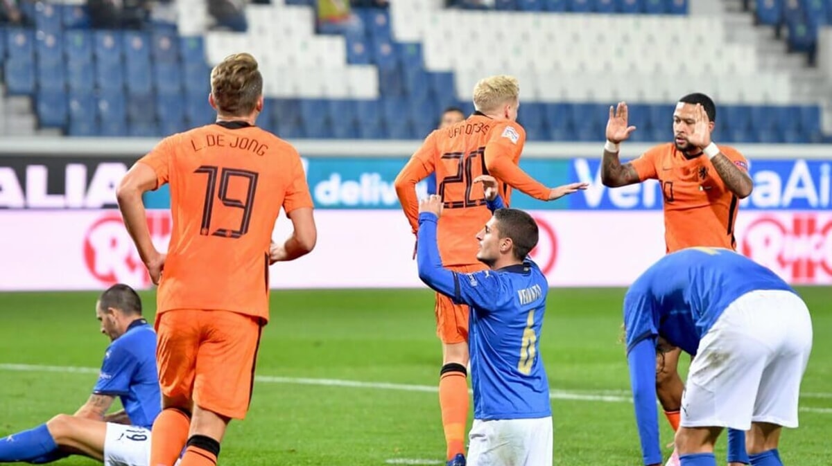 Donny van de Beek in actie voor het Nederlands elftal