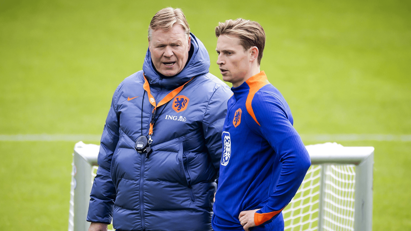 Ronald Koeman en Frenkie de Jong in gesprek op de training van Oranje